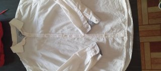 Camisas blancas manga larga, una totalmente blanca