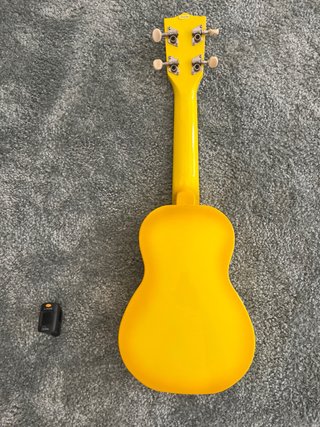 Ukelele MAKALA dolphin amarillo y afinador