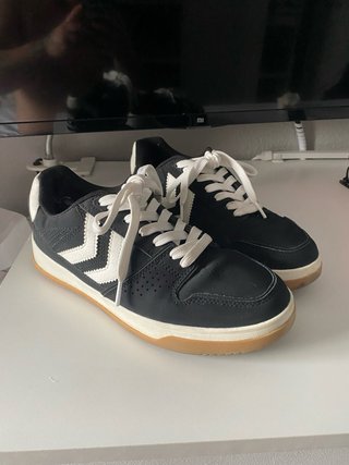 Zapatillas Hummel Negras y Blancas