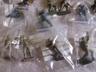 GRAN LOTE FIGURAS GOMA SOLDADOS, ARTILLEROS. PECH