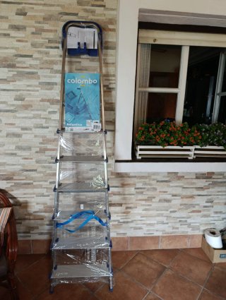 Escalera aluminio plegable 6 peldaños