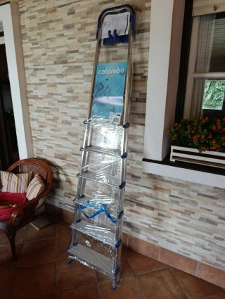 Escalera aluminio plegable 6 peldaños
