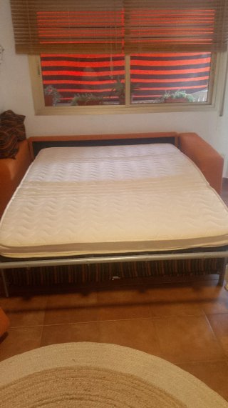 Sofá Cama Naranja y Rayas