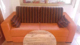 Sofá Cama Naranja y Rayas