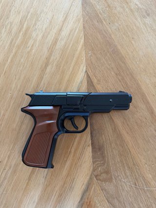 Pistola de juguete antigua de pistones