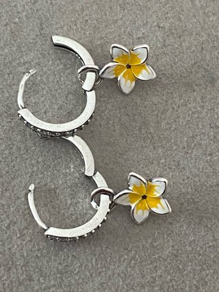 Aretes de plata con flor amarilla