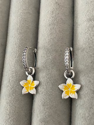 Aretes de plata con flor amarilla