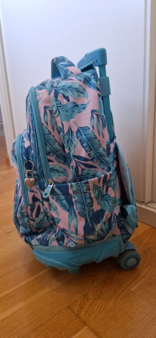 Mochila Totto con ruedas y estampado tropical
