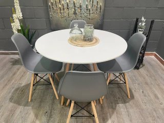 Mesa redonda blanca con 4 sillas grises