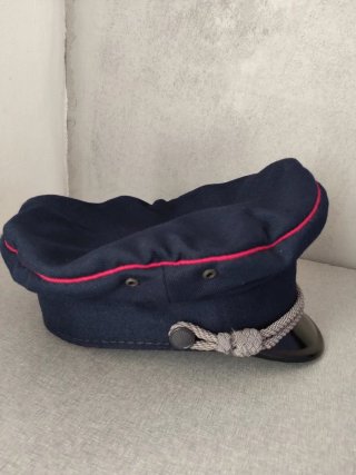 Gorra de plato azul con emblema