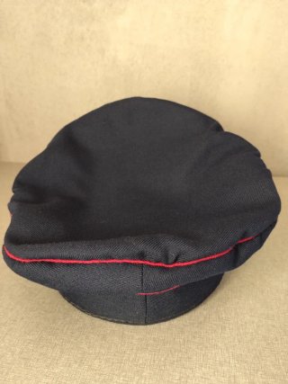 Gorra de plato azul con emblema