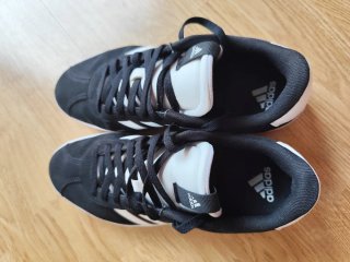 Zapatillas Adidas Negras y Blancas