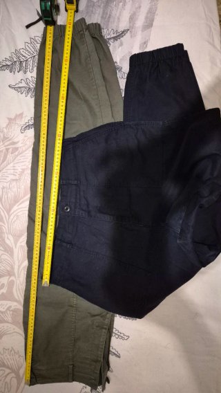 2 Pantalones Uniqlo Negro y Verde Militar
