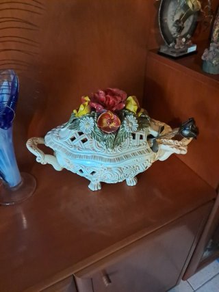 Sopera antigua con bandeja y tapa