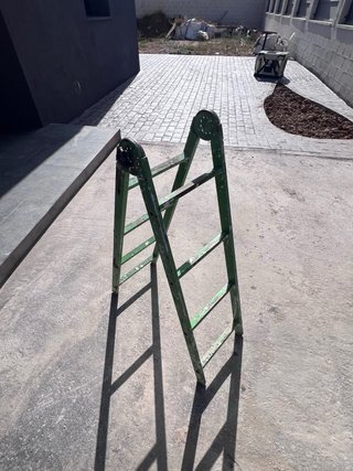 Escalera de obra verde