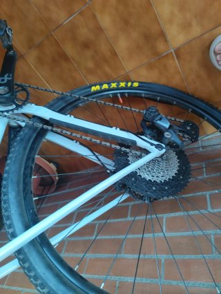 Bici Orbea Blanca casco blanco, y zapatos calas