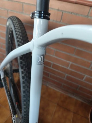 Bici Orbea Blanca casco blanco, y zapatos calas