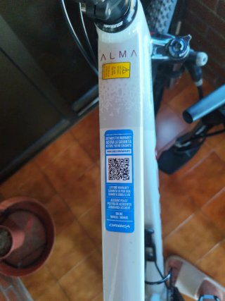Bici Orbea Blanca casco blanco, y zapatos calas