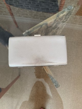 Bolso de mano plateado con pedrería