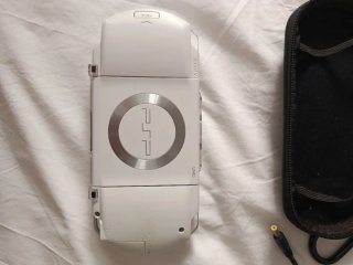 PSP Blanca con funda y cargador