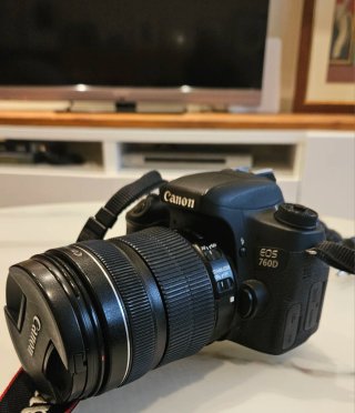 Cámara Canon EOS 760D con objetivo