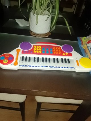 Piano per bambini con note musicali