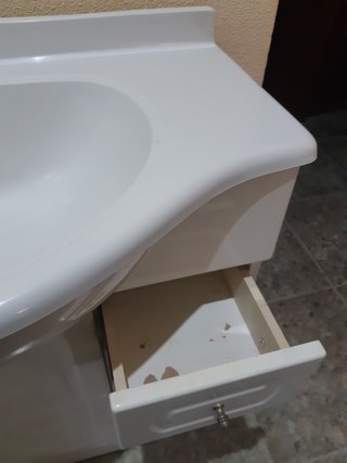 Mueble de baño con lavabo blanco