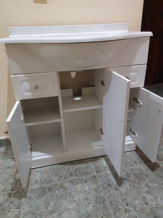 Mueble de baño con lavabo blanco
