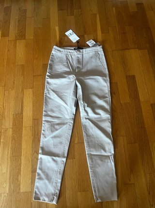 Pantalón polipiel beige Zara