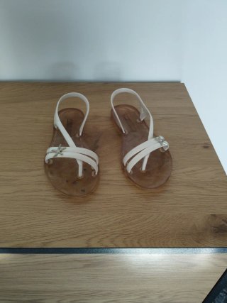 Sandalias de playa blancas y marrones