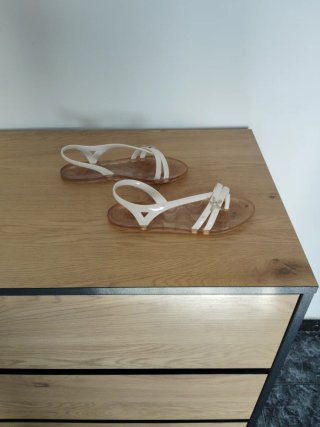Sandalias de playa blancas y marrones