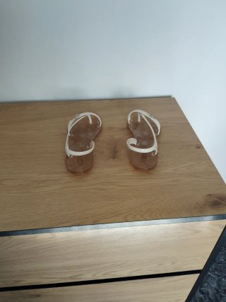 Sandalias de playa blancas y marrones