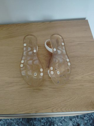 Sandalias de playa blancas y marrones
