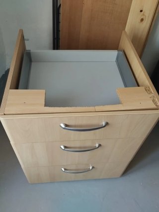 Cajonera de madera con tiradores metálicos
