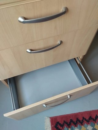 Cajonera de madera con tiradores metálicos
