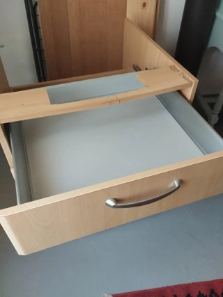 Cajonera de madera con tiradores metálicos