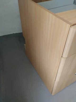 Cajonera de madera con tiradores metálicos