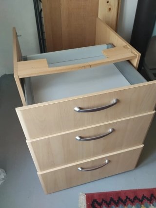 Cajonera de madera con tiradores metálicos