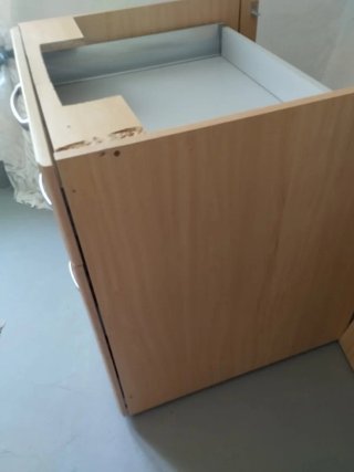 Cajonera de madera con tiradores metálicos