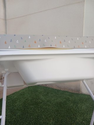 Cambiador de bebé plegable con bañera