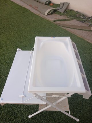 Cambiador de bebé plegable con bañera