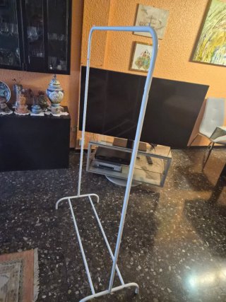 Perchero de metal blanco