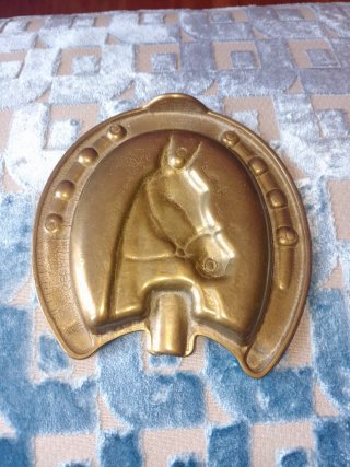 Cenicero de metal con caballo