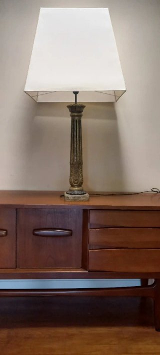 Lámpara de mesa grande dorada y blanca