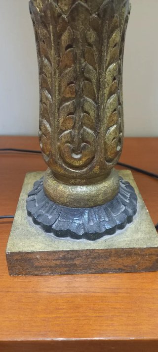 Lámpara de mesa grande dorada y blanca