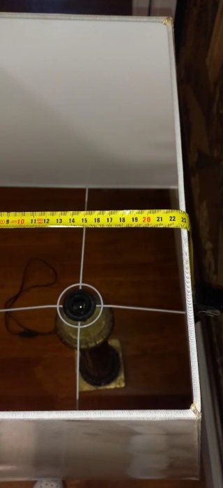 Lámpara de mesa grande dorada y blanca