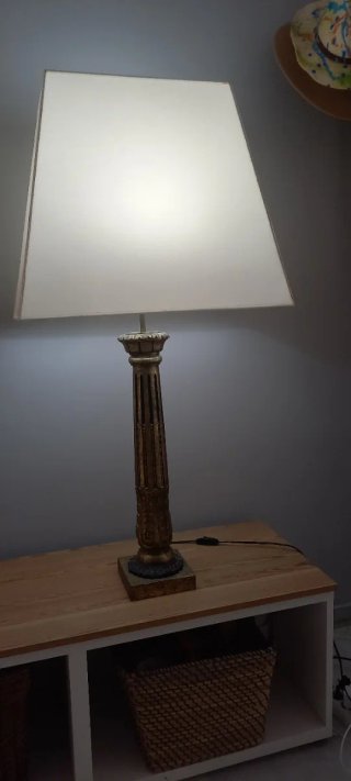 Lámpara de mesa grande dorada y blanca