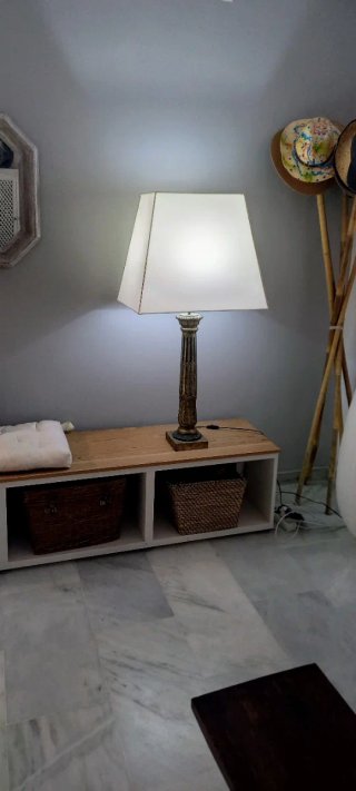 Lámpara de mesa grande dorada y blanca