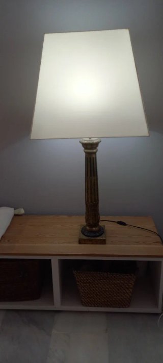 Lámpara de mesa grande dorada y blanca