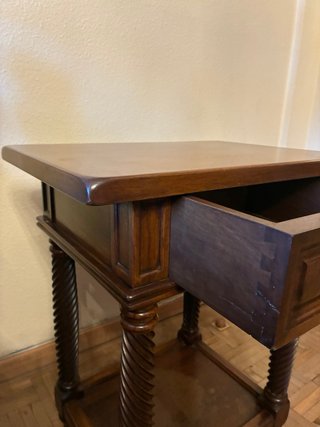 Mesa auxiliar madera nogal con cajón